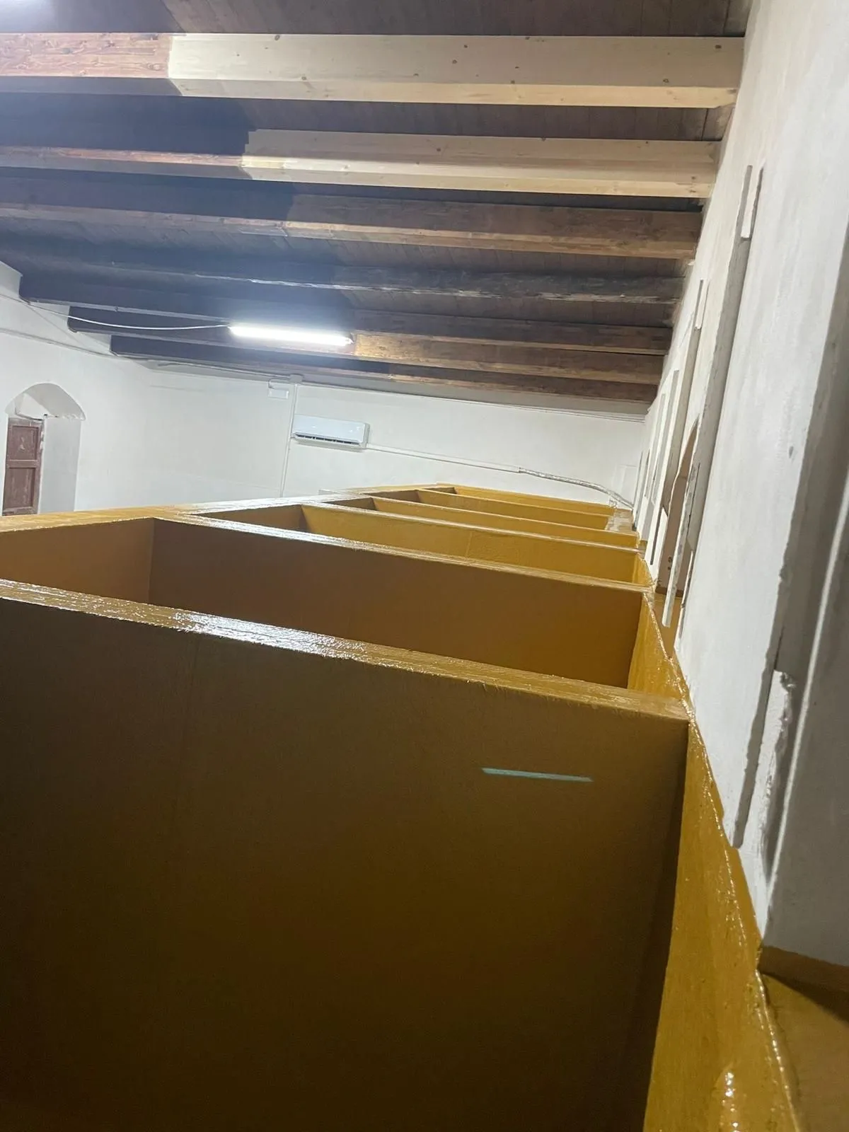 Fila di vasche interne con rivestimento giallo continuo